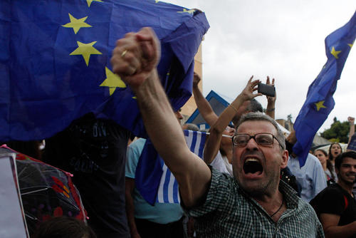 تجمع حامیان و مخالفان اتحادیه اوپا در مقابل پارلمان یونان در آتن در مخالفت و حمایت از رفراندوم یکشنبه هفته آینده