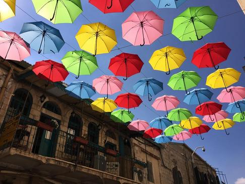 چترهای رنگی بر فراز یک خیابان در شهر قدس