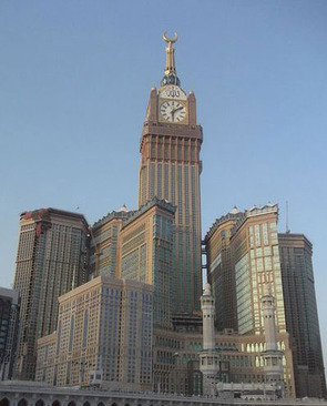 برج ساعت هتل رویال مکه در عربستان: این برج ساعت در ارتفاع 601 متری هتل ساخته شده است و به نوبه خود یکی از بلندترین های جهان است. در هر زاویه یک ساعت دارد که قطر آن به 43 متر می رسد.