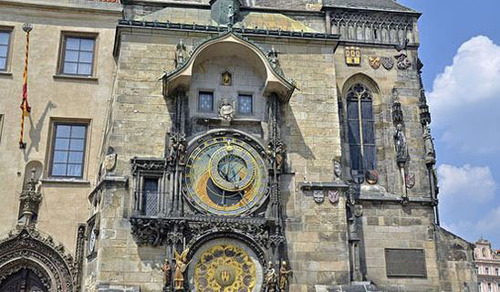 ساعت نجومی پراگ در جمهوری چک: برج ساعت نجومی معروفترین و قدیمی ترین نماد شهر پراگ است که در مرکز شهر واقع شده است. این ساعت برای اولین بار در سال 1410 میلادی در این منطقه نصب شد و عنوان قدیمی ترین برج ساعت جهان را دارد.
