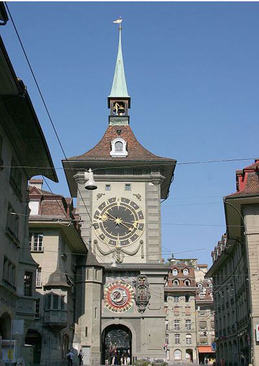 برج ساعت زائیتگلوگ در برن سوئیس: این برج ساعت قرون وسطی در قرن 13 میلادی ساخته شده است و زمانی به عنوان برج دیدبانی زندان مورد استفاده قرار گرفته بود. این برج ساعت به ثبت یونسکو رسیده و معروفترین جاذب گردشگری برن است.