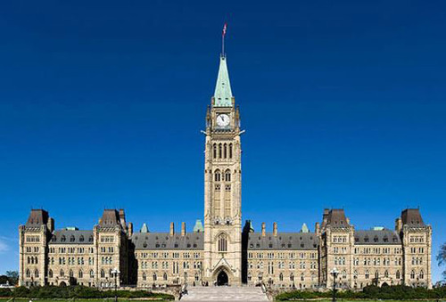 برج ساعت صلح در اوتاوا کانادا: این برج به برج ساعت پیروزی و صلح معروف است و در سال 1916 ساخته شده است و در مجموعه پارلمانی کانادا قرار دارد.