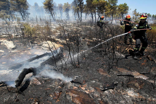 تلاش آتش نشانان برای خاموش کردن آتش جنگل های شمال شهر آتن یونان