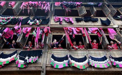 آیین و جشنواره بومی خشک کردن لباس ها از سوی قوم یائو در شهر لنگجی چین
