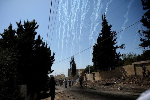 فرود گلوله های گاز اشک آور نیورهای اسراییلی بر سر جوانان معترض فلسطینی – کرانه غربی