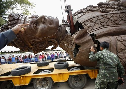 شکسته شدن مجسمه یکی از پادشاهان قرن هفدهم تایلند در جریان جابجایی