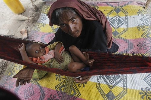 یک مادر و فرزند سیلزده در پیشاور پاکستان