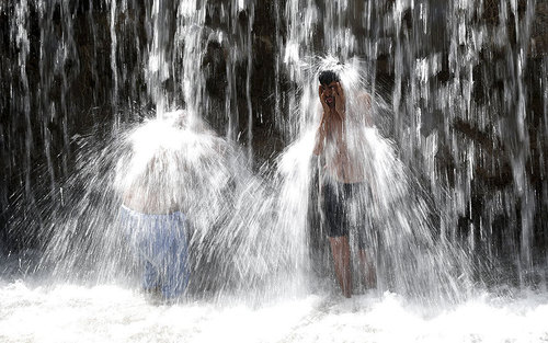 حمام کردن زیر یک آبشار در گرمای تابستان – استان پروان افغانستان