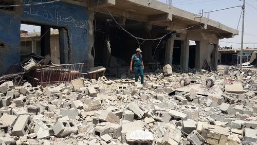 یک فروشگاه تخریب شده پس از حمله هوایی ارتش عراق – شهر فلوجه