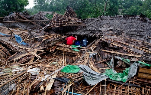 خانه ای تخریب شده در اثر توفان – میانمار