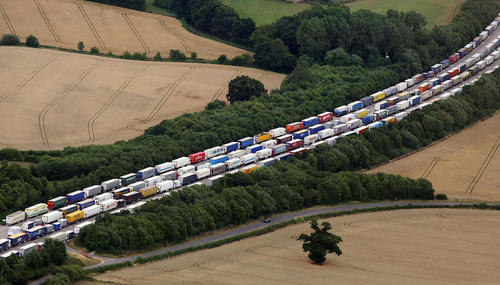 صف کامیون ها در انگلیس به منظور بازرسی از احتمال پنهان شدن مهاجران غیر قانونی