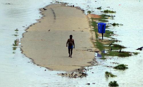 طغیان رود گنگ در اثر سیلاب در الله آباد هند