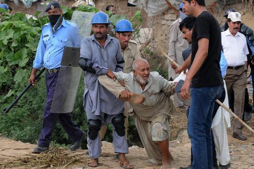 درگیری و دستگیری معترضان در جریان تخریب خانه های بدون مجوز ساخته شده در حومه شهر اسلام آباد پاکستان