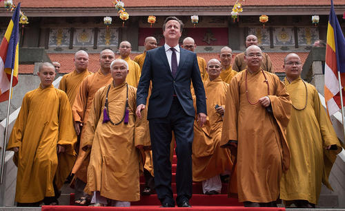 بازدید نخست وزیر بریتانیا از یک معبد در شهرهوشی مینه ویتنام