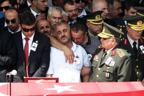 مراسم تشییع یکی از سربازان ارتش ترکیه که در درگیر یهای اخیر با پ.ک.ک کشته شده است – آنکارا