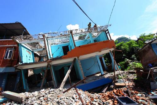 خراب کردن خانه های به شدت آسیب دیده از زلزله برای ساختن مجدد آن – نپال