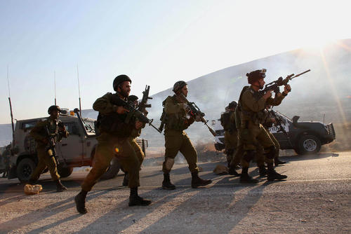 سربازان اسراییلی در مقابل معترضان فلسطینی- شهر نابلس در کرانه غربی