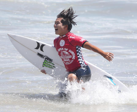 شادمانی موج سوار ژاپنی از پیروزی در مسابقات موج سواری در سواحل کالیفرنیا 