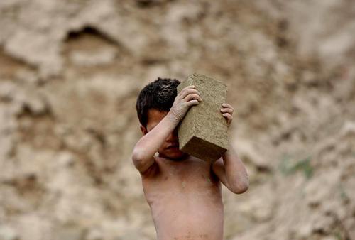 کار کودکان در یک کارگاه آجر سازی در کابل