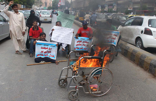 آتش زدن صندلی چرخدار در جریان اعتراض عده ای از معلولان پاکستانی به شرایط سخت شان برای جلب توجه اصحاب رسانه – کراچی