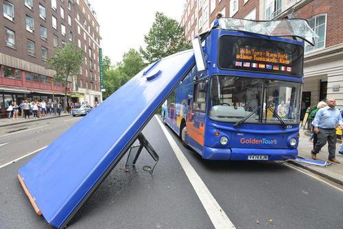 سقف یک اتوبوس در نزدیکی میدان راسل لندن بر اثر برخورد با درخت کنده شد. در جریان این سانحه چند مسافر زخمی شدند