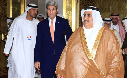 خالد بن احمد آل خلیفه (راست) و جان کری وزیران خارجه بحرین و آمریکا