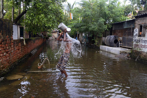 حمام در سیلاب شهر کلکته هند