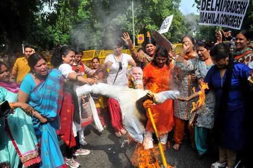 آتش زدن آدمک نارندرا مودی نخست وزیر هند از سوی زنان معترض در شهر دهلی نو