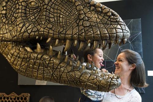 عرضه یک مجسمه بسیار بزرگ برنزی از دایناسور در حراج کریستی – لندن