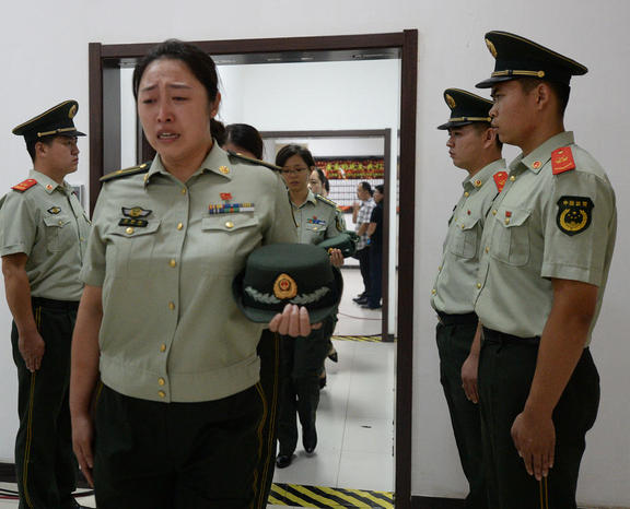 گریه آتش نشانان چینی در مراسم تشییع همکارانشان که در اثر انفجار مهیب هفته گذشته در شهر تیانجین جان باخته اند