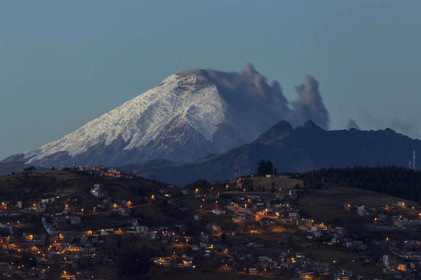 فعالیت یک کوه آتشفشانی در اکوادور