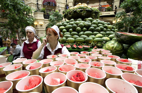 ارایه هندوانه در جشنواره تابستانی در مسکو