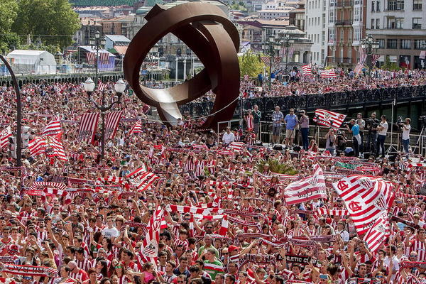 تجمع هواداران تیم فوتبال اتلتیکو بیلبائو در شهر بیلبائو و پس از پیروزی این تیم بر بارسلونا در استقبال از تیم محبوب شان