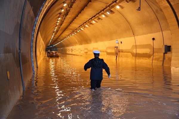 نفوذ سیلاب  داخل یک تونل بزرگراهی در شهر چونگین چین