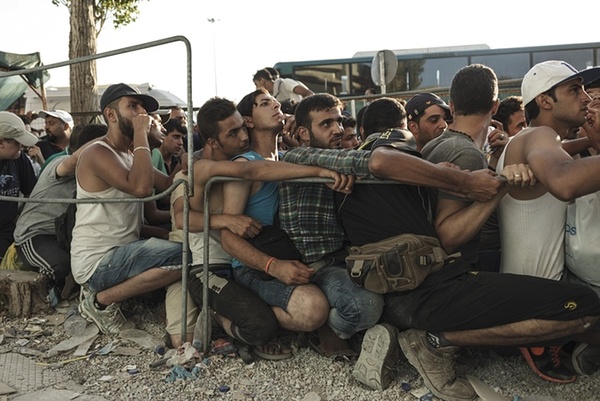 مهاجران آسیایی – سوری- در جزیره لیسبوس یونان در صف ثبت نام برای درخواست پناهجویی