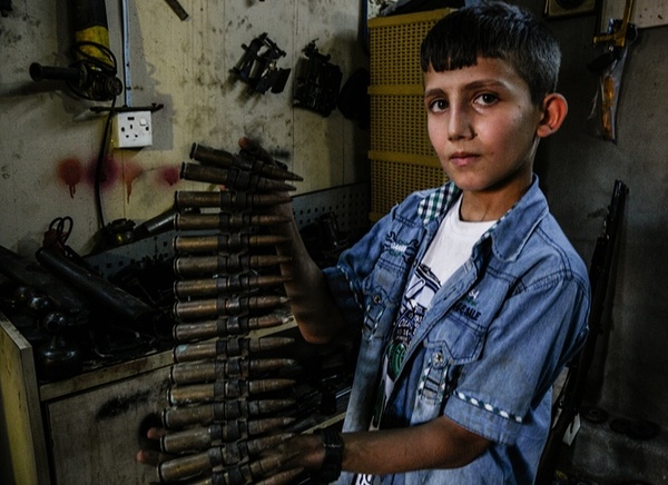 نوجوان 12 ساله عراقی در جبهه پیشمرگه ها و در حال مبارزه با داعش در شمال عراق
