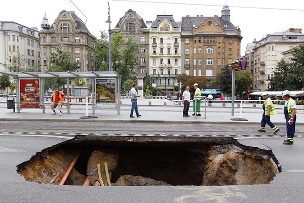 ایجاد یک حفره پس از توفان در خیابانی در شهر بوداپست مجارستان 