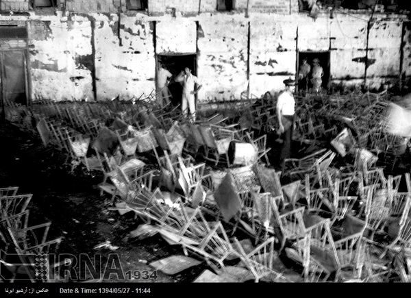 سینما رکس آبادان، هنگام نمایش فیلم ، دچار آتش سوزی عمدی شد و 377 نفر از تماشاچیان آن پشت درهای بسته، زنده در آتش سوختند.