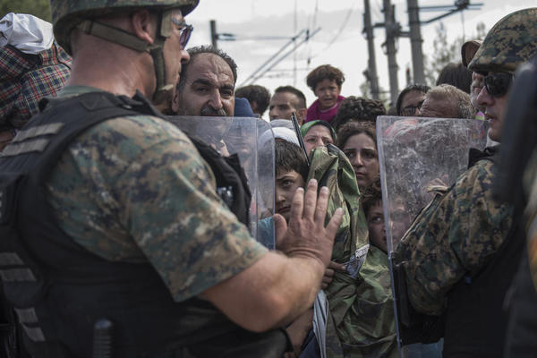 گارد مرزی مقدونیه از ورود مهاجران غیر قانونی از طریق مرز یونان جلوگیری می کند