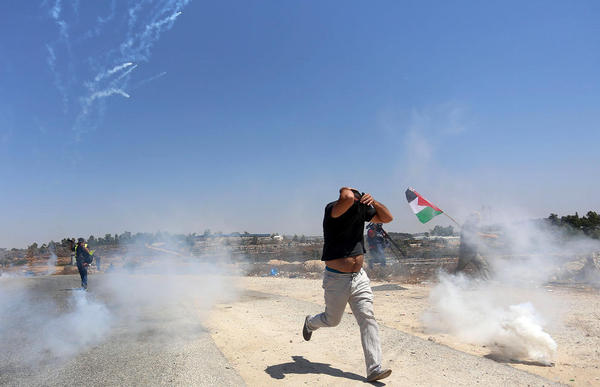 پرتاب گاز اشک آور از سوی نیروهای اسراییلی به سمت معترضان فلسطینی – کرانه غربی