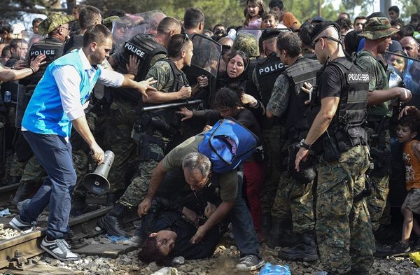 درگیری گارد مرزی مقدونیه با مهاجران سوری در مرز مقدونیه و یونان