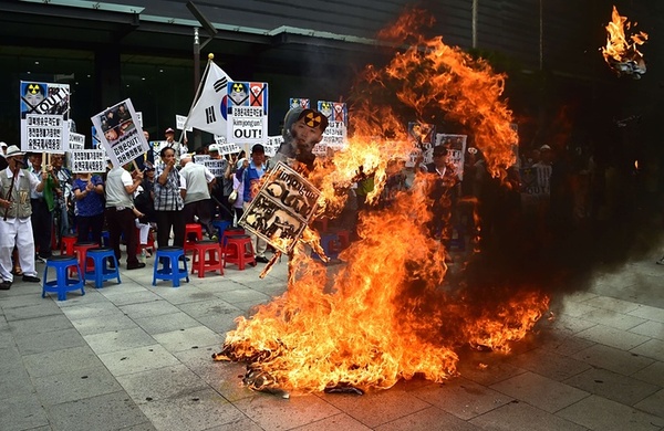 آتش زدن آدمک کیم جونگ اون رهبر کره شمالی در جریان تظاهرات اعتراضی در شهر سئول