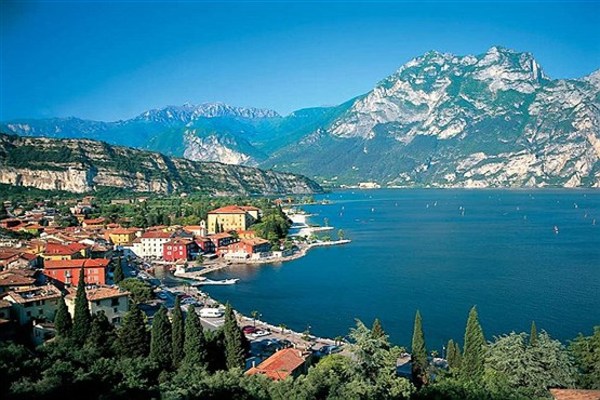 
12 - روستای گاردا، در حاشیه دریاچه گاردا در شمال ایتالیا.