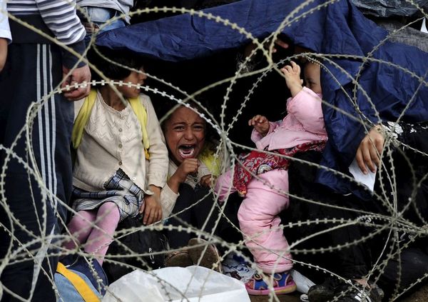 گریه یک دختر بچه پناهجوی سوریه ای در مرز یونان و مقدونیه