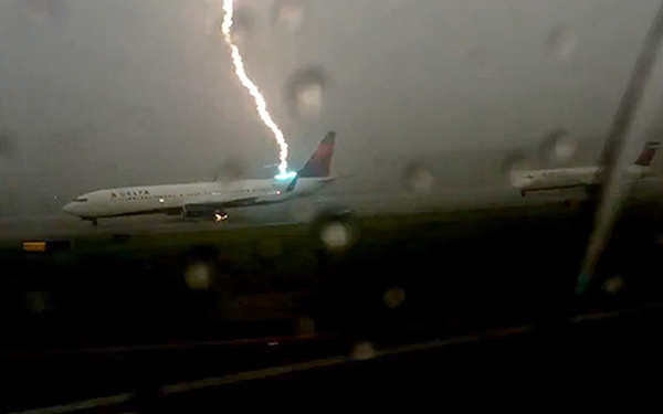 برخورد صاعقه با هواپیمای بویینگ در فرودگاه بین المللی آتلانتا – آمریکا