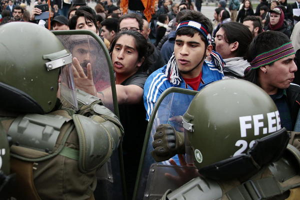 تظاهرات بومیان شیلی در مقابل کاخ ریاست جمهوری در سانتیاگو