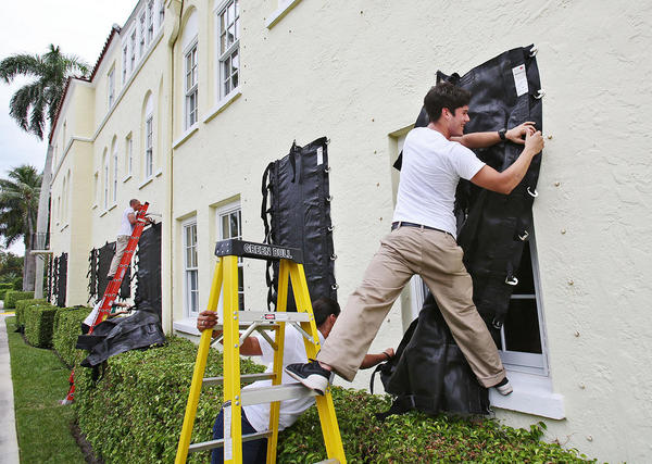 محکم کاری پنجره های یک هتل در پالم بیچ فلوریدا آمریکا پیش از رسیدن توفان اریکا 