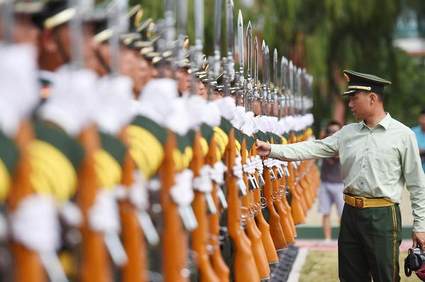 تمرین نیروهای نظامی چین برای رژه در هفتادمین سالگرد پایان جنگ دوم جهانی