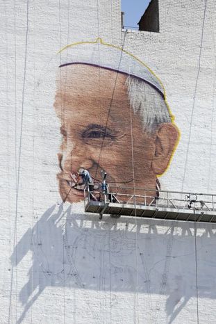 نصب یک بنر بزرگ در شهر نیویورک در آستانه سفر رهبر کاتولیک های جهان به آمریکا . پاپ در جریان سفر خود به واشنگتن ، نیویورک و فیلادلفیا خواهد رفت