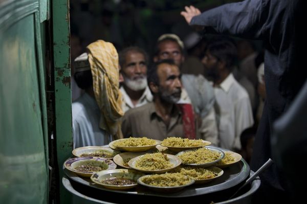 یک مرکز توزیع غذا میان نیازمندان در راولپندی پاکستان